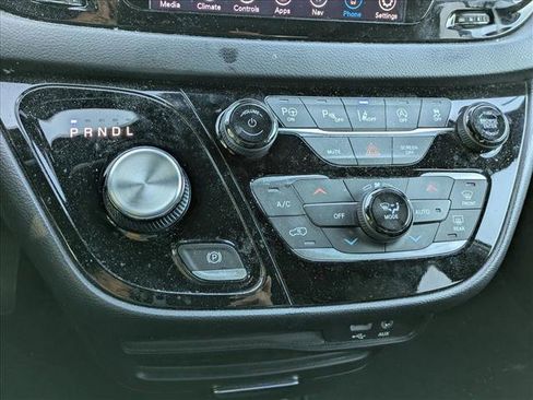 Used 2020 Chrysler Pacifica Touring-L image 13