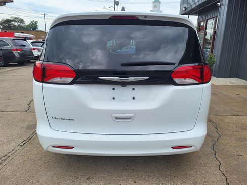 Used 2023 Chrysler Voyager LX FWD image 6