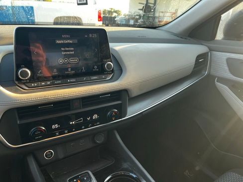 Used 2023 Nissan Rogue SV image 14