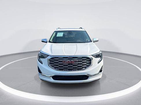 Used 2020 GMC Terrain Denali w/ Denali Premium Package FWD image 3