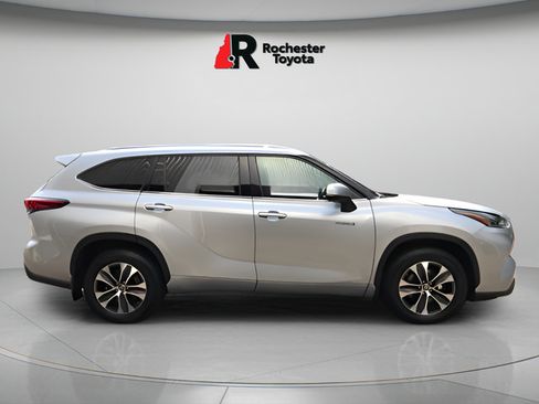 Used 2021 Toyota Highlander XLE AWD/4WD image 8