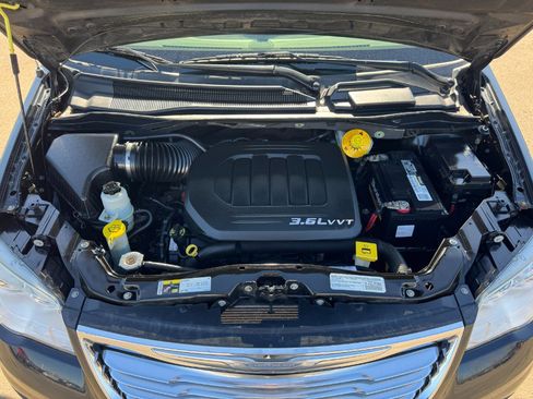 Used 2015 Chrysler Town & Country Touring-L w/ Driver Convenience Group image 25