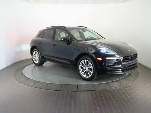 Certified 2025 Porsche Macan AWD/4WD image 9