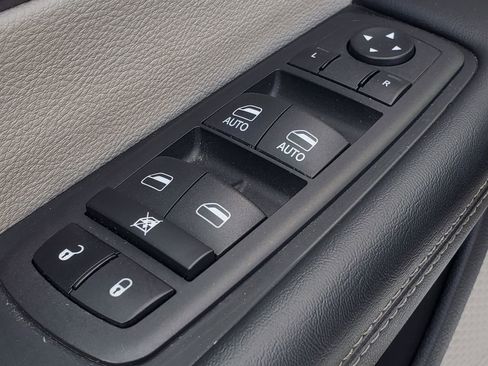 Used 2024 Chrysler Pacifica Touring-L image 14