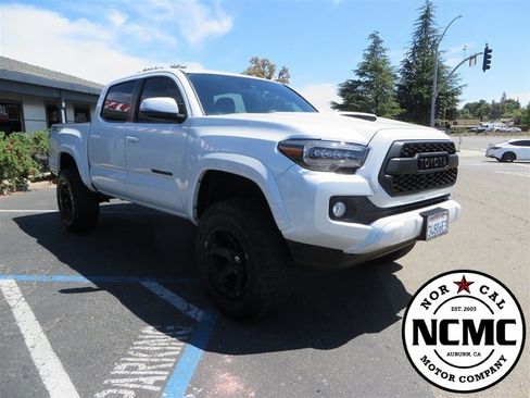 Used 2021 Toyota Tacoma TRD Sport image 3