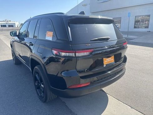 Certified 2023 Jeep Grand Cherokee Altitude RWD image 3