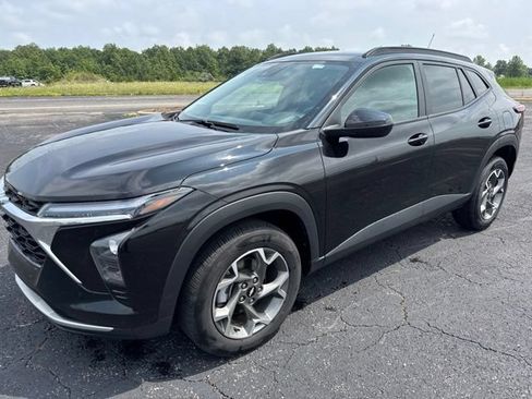 Used 2025 Chevrolet Trax LT FWD image 1