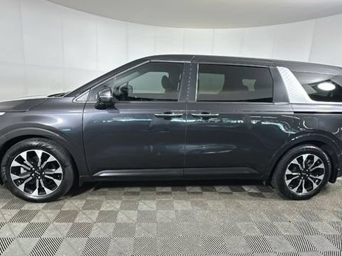 Used 2024 Kia Carnival EX FWD image 6