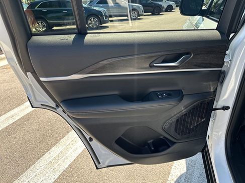 Used 2025 Jeep Grand Cherokee Limited AWD/4WD image 32