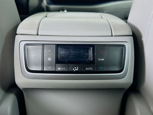 Used 2019 Toyota Highlander Limited image 29