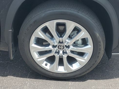 Used 2024 Toyota Highlander Limited AWD/4WD image 7