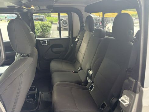 Used 2023 Jeep Gladiator Sport AWD/4WD image 13