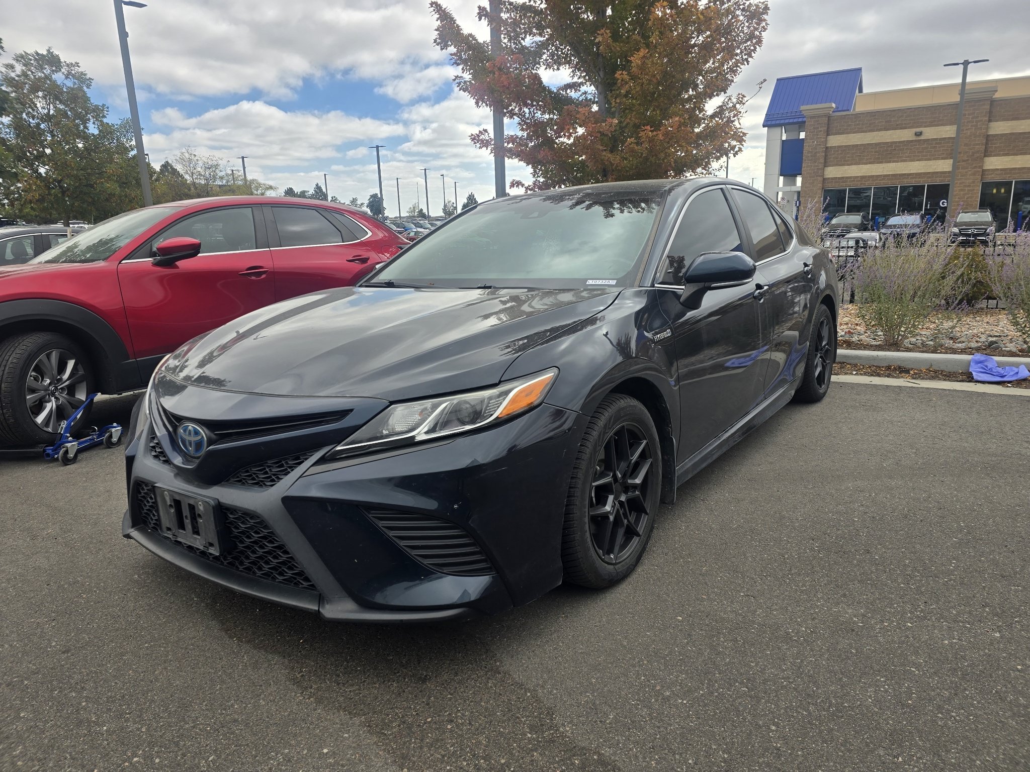Used 2020 Toyota Camry SE w/ Sunroof Package FWD image 1