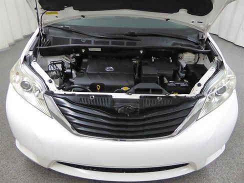 Used 2014 Toyota Sienna LE image 30