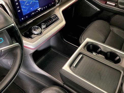 Used 2025 Ford Expedition Platinum image 19