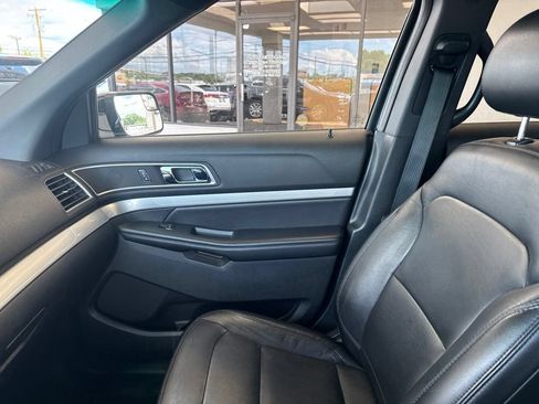 Used 2016 Ford Explorer XLT w/ Equipment Group 202A AWD/4WD image 30