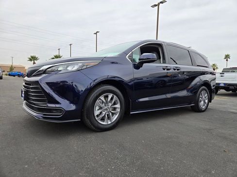 Used 2024 Toyota Sienna LE image 2