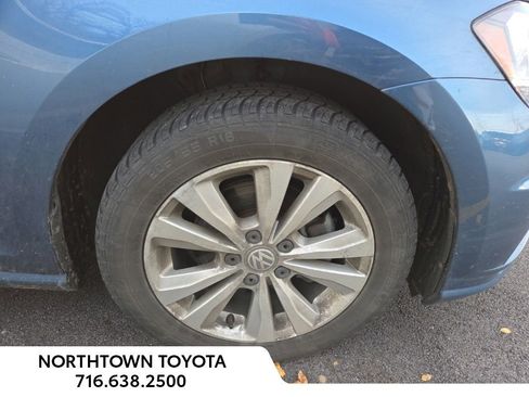 Used 2020 Volkswagen Golf 4-Door image 2