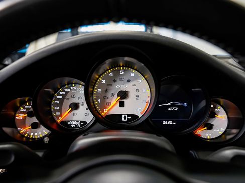 Used 2018 Porsche 911 GT3 RWD image 11