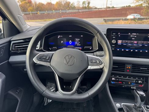 Used 2025 Volkswagen Jetta SE image 29