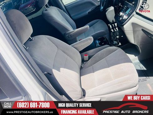 Used 2018 Toyota Sienna LE w/ Carpet Mat Package FWD image 23