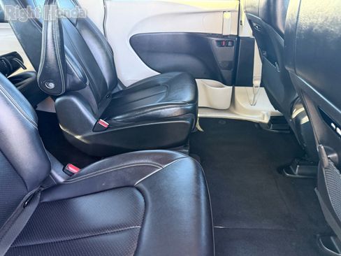 Used 2024 Chrysler Pacifica Select image 28