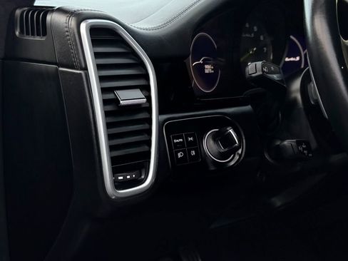 Used 2023 Porsche Cayenne Turbo S image 42
