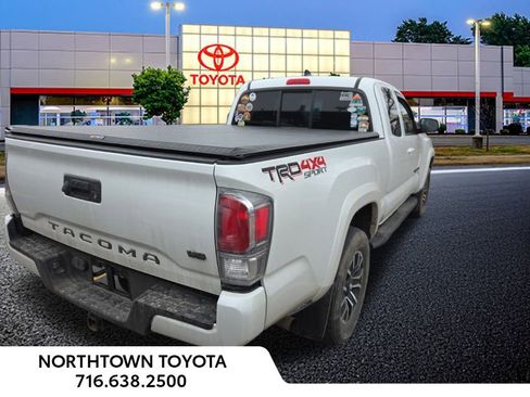 Used 2022 Toyota Tacoma TRD Sport image 6