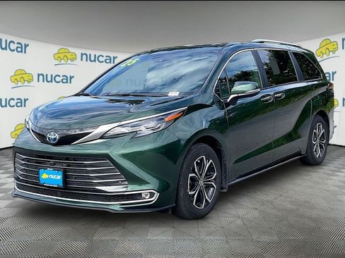 Used 2025 Toyota Sienna Platinum AWD/4WD image 3