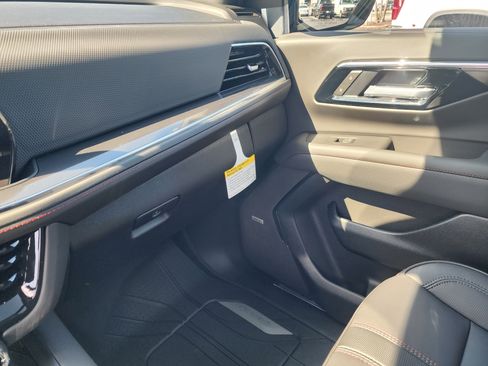 New 2026 Chevrolet Suburban RST image 38