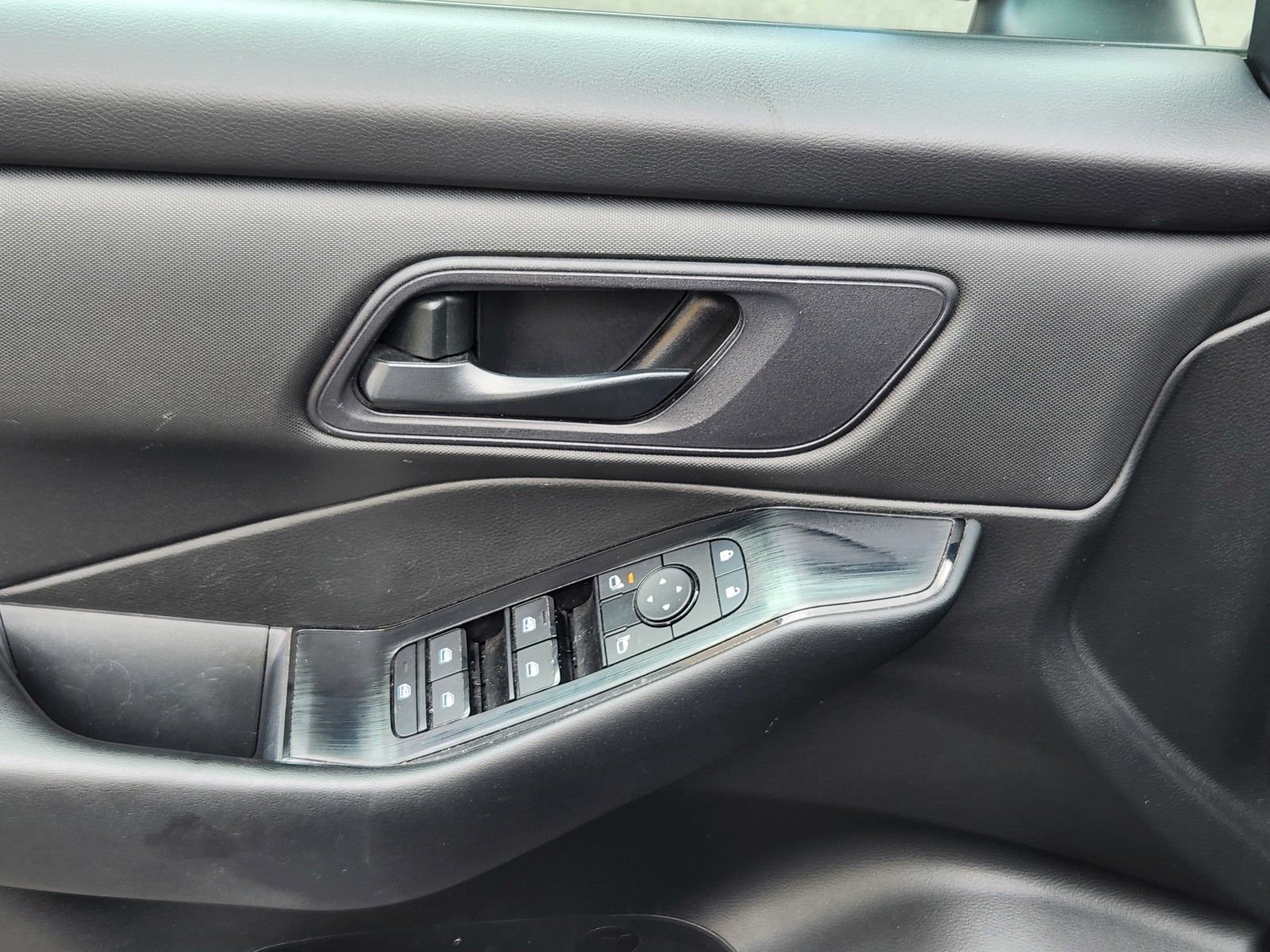 Used 2024 Nissan Rogue S FWD image 20