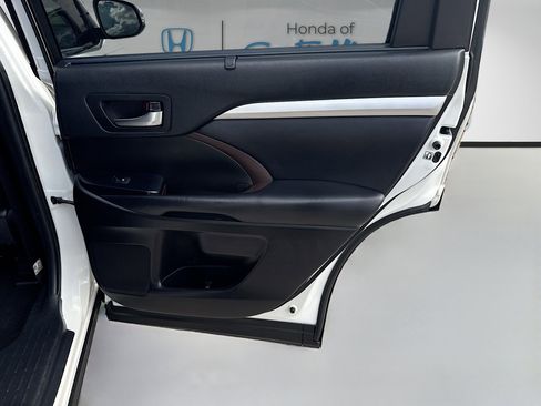 Used 2019 Toyota Highlander XLE image 31