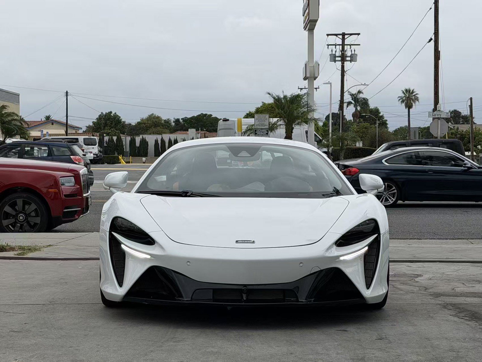 Used 2023 McLaren Artura RWD image 3