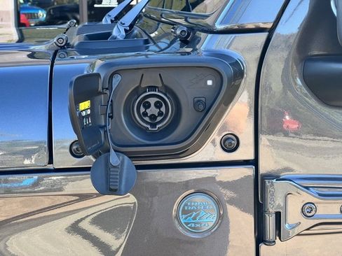 Used 2024 Jeep Wrangler Unlimited image 6