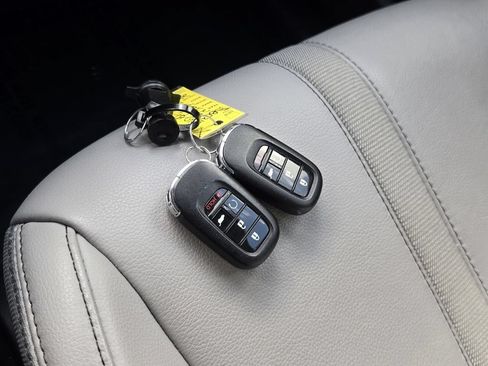 Used 2025 Honda Pilot Touring image 21