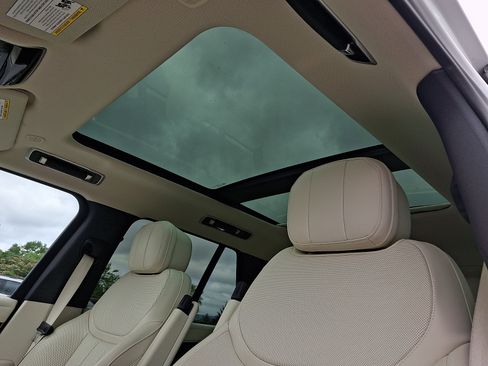 Used 2025 Land Rover Range Rover SE AWD/4WD image 14