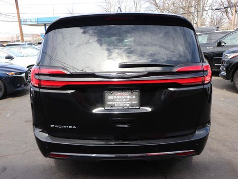 Used 2024 Chrysler Pacifica Touring-L image 4