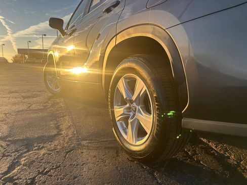 Certified 2023 Toyota Highlander LE image 5