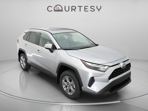 Used 2025 Toyota RAV4 XLE w/ Convenience Package FWD image 19
