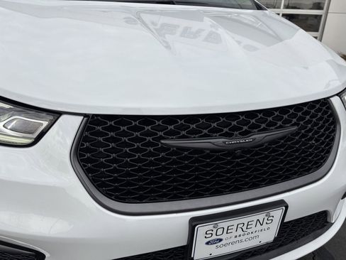 Used 2024 Chrysler Pacifica Touring-L w/ Road Tripper Package image 22