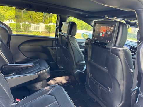 Used 2019 Chrysler Pacifica Limited w/ Advanced Safetytec Group FWD image 47