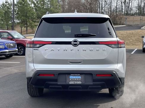 Used 2025 Nissan Pathfinder SV image 4