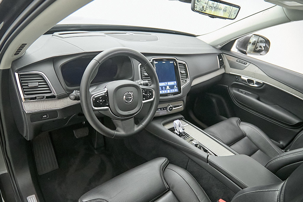 Certified 2025 Volvo XC90 B6 Ultra w/ Protection Package Premier AWD/4WD image 12