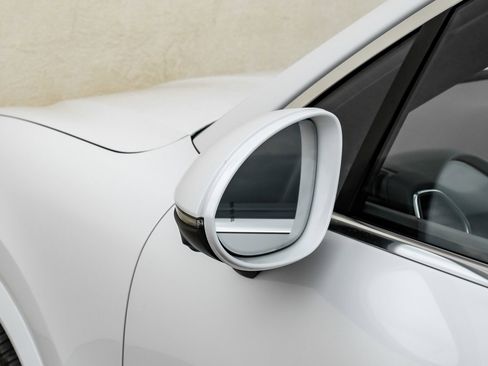 Used 2021 Porsche Cayenne w/ Premium Package image 49