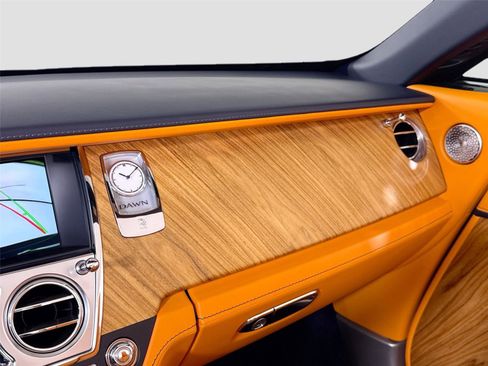 Used 2021 Rolls-Royce Dawn RWD image 24