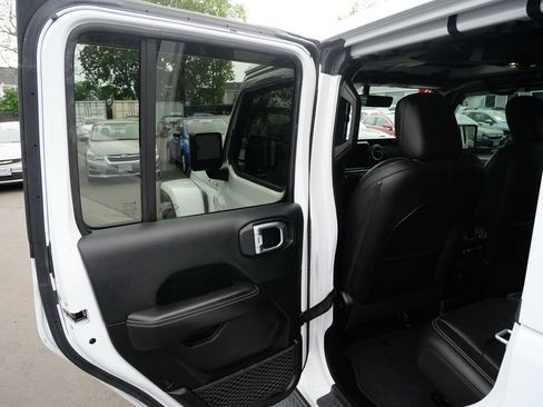 Used 2019 Jeep Wrangler Unlimited Sahara AWD/4WD image 27