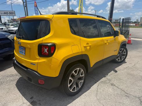 Used 2017 Jeep Renegade Latitude w/ Popular Equipment Group FWD image 4