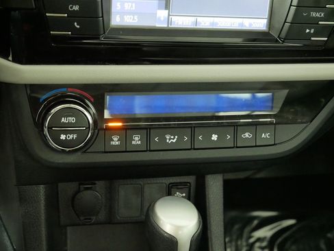 Used 2016 Toyota Corolla LE image 28