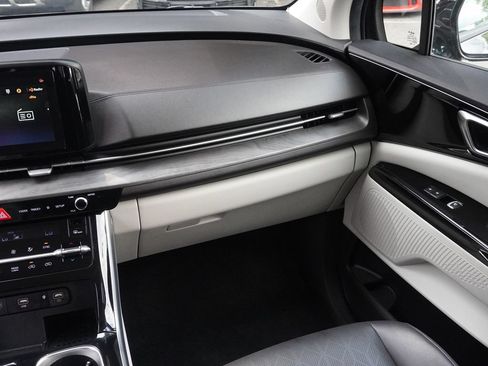Used 2024 Kia Carnival EX FWD image 36