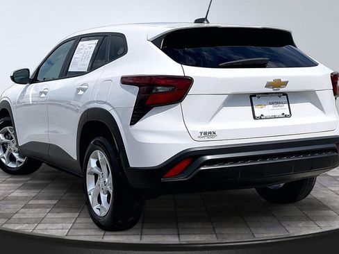Used 2024 Chevrolet Trax LS w/ LS Convenience Package FWD image 13